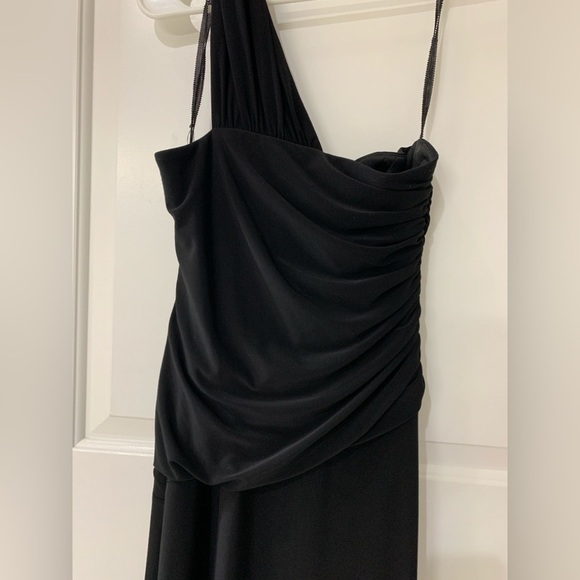 Women’s Evening Black Long Dress, one shoulder strap, size 8, P2P 18”, used once - Picture 7 of 7